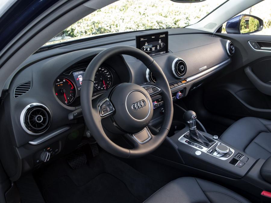 Интерьер Audi A3 Sedan 2.0T Quattro (8V) 2014 года  (NA) (фото 43 из 88)